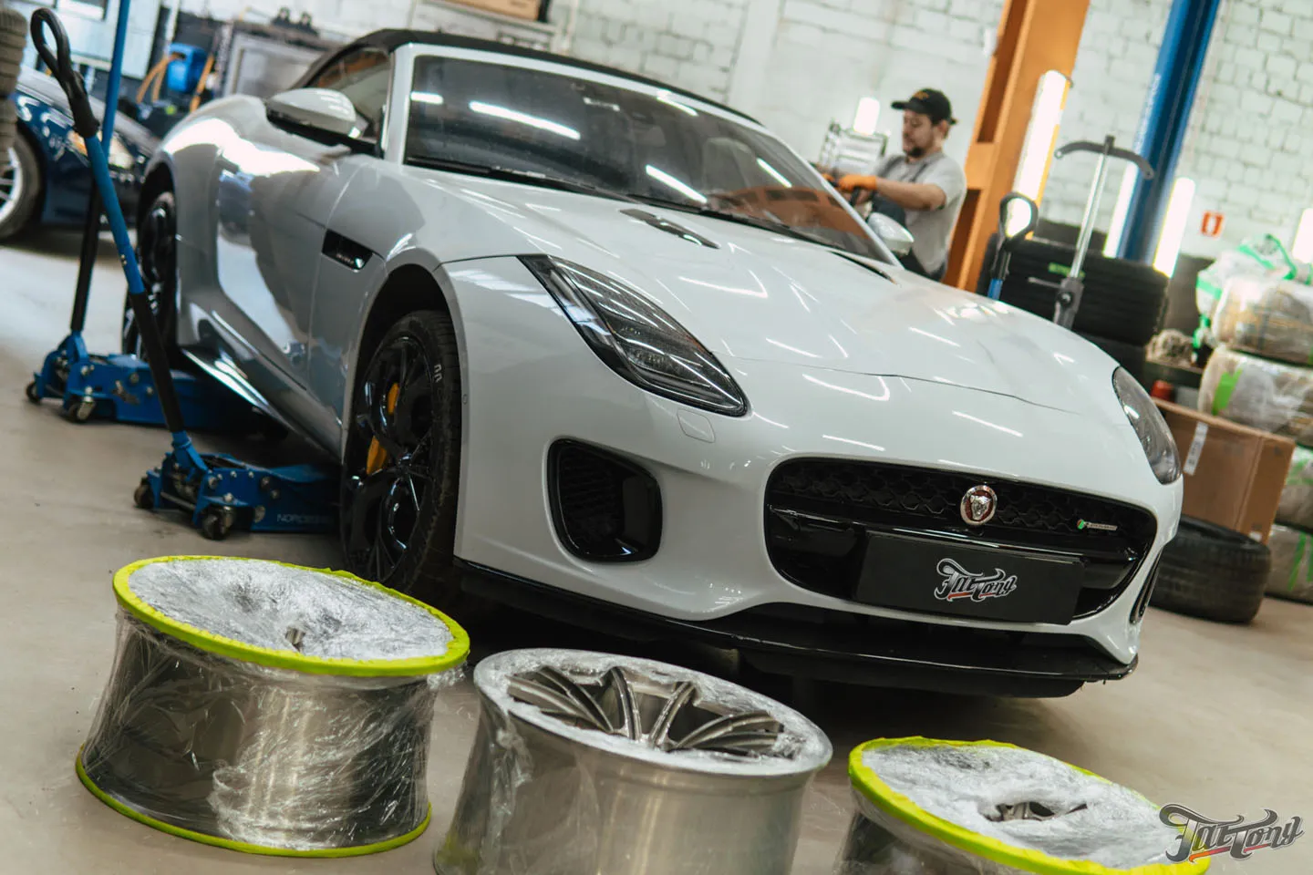 Фирменный Шиномонтаж на вибростенде с адаптацией и балансировкой для Jaguar F-Type. Керамика для дисков и суппортов, техническое обслуживание